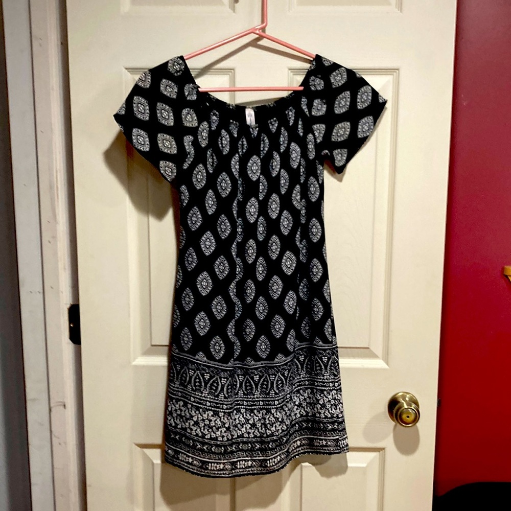 Miconi black and white “pencil” style dress with length just above the knee.